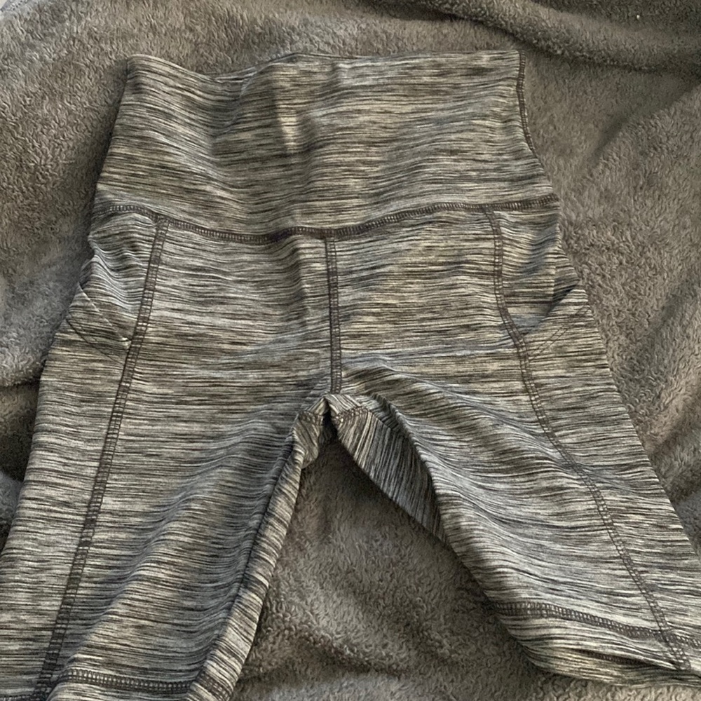 Twin pocket yoga shorts